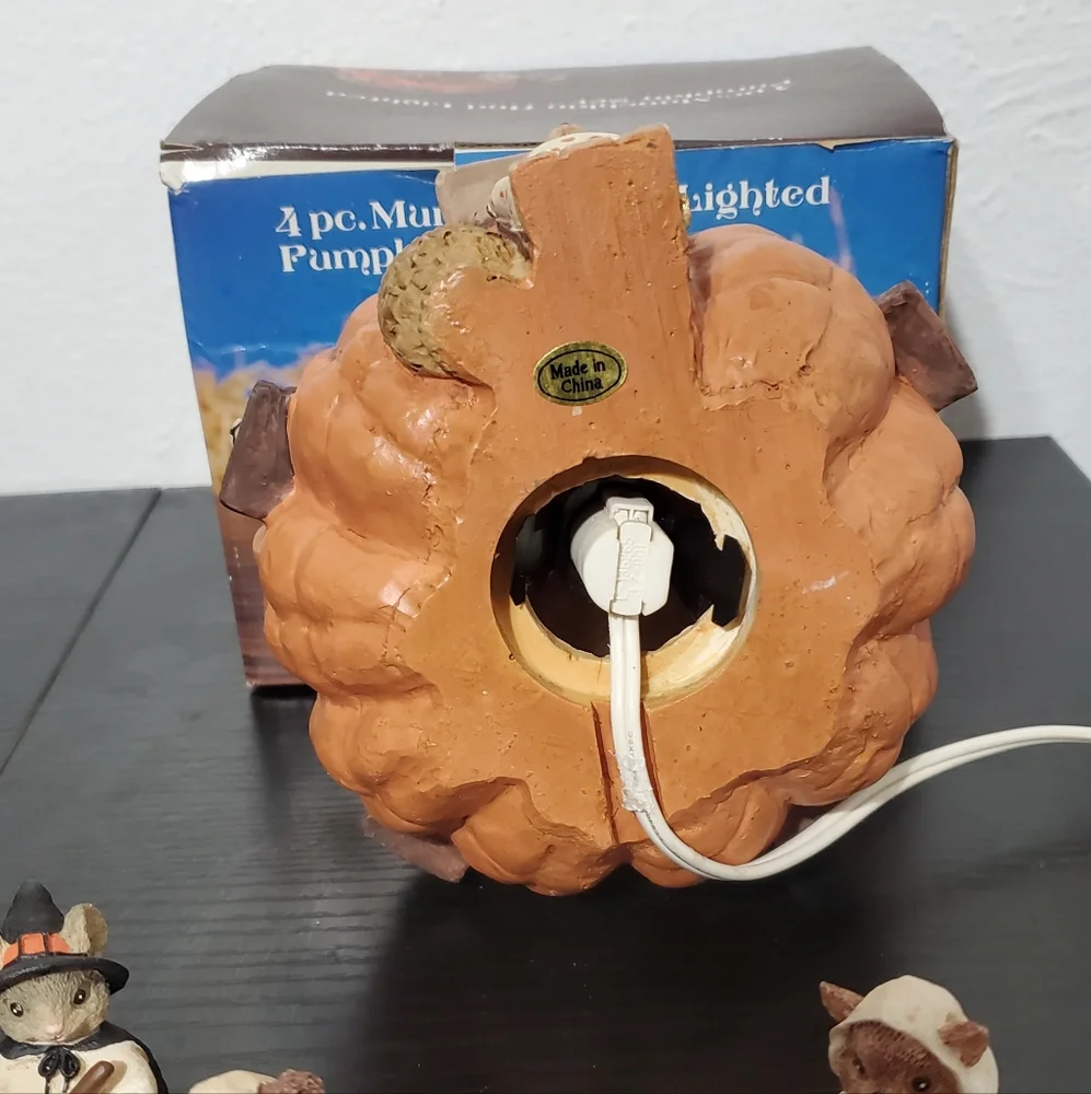 Munchkin Lighted Pumpkin Set with Figurines - Picture 2 of 9